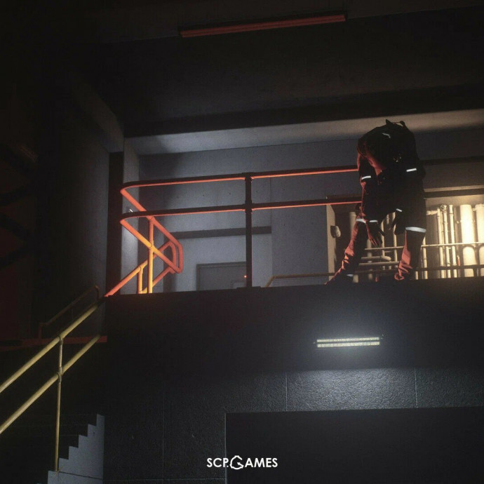 Foundation operative with a weapon in a dark corridor in SCP: 5K